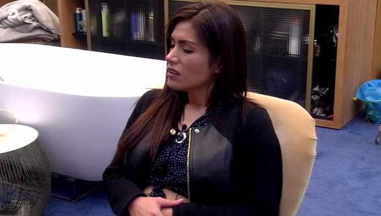 Miriam Saavedra esperando para entrar al baño / Telecinco.es