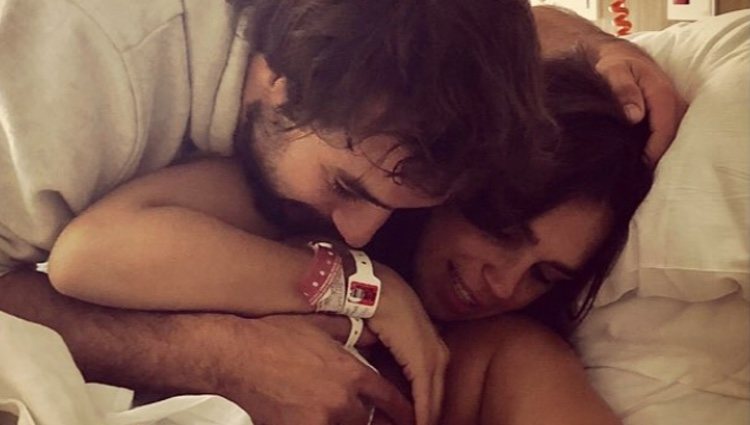 Elena Furiase y Gonzalo Sierra junto a su pequeño | Foto: Instagram Elena Furiase