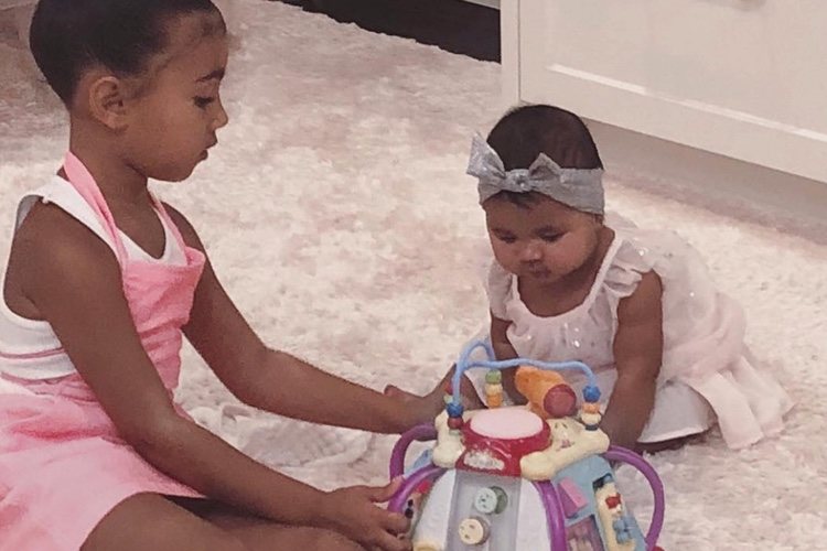 North West juega con su prima True Thompson