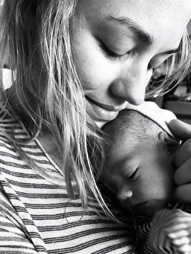 Yvonne Strahovski junto a su pequño Peanut | Foto: Instagram Yvonne Strahovski