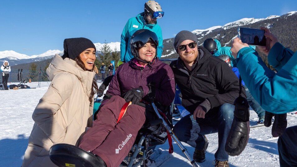 El Príncipe Harry y Meghan Markle con una participante de los Invictus Games en el One Year to Go de los Invictus Games Vancouver Whistler 2025