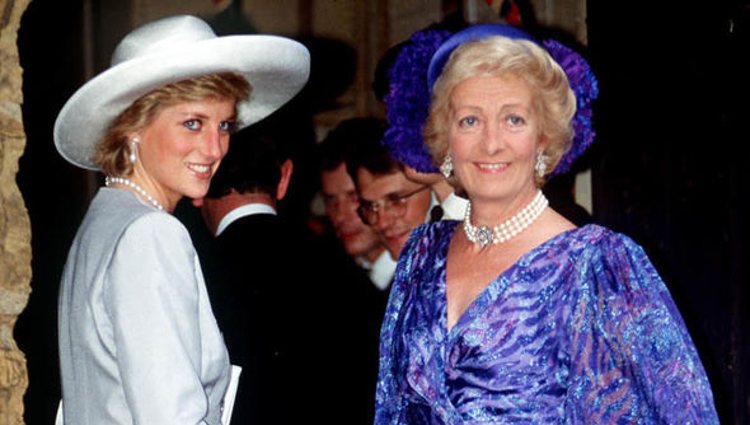 La Princesa Diana de Gales junto a su madre en la boda de Charles Spencer