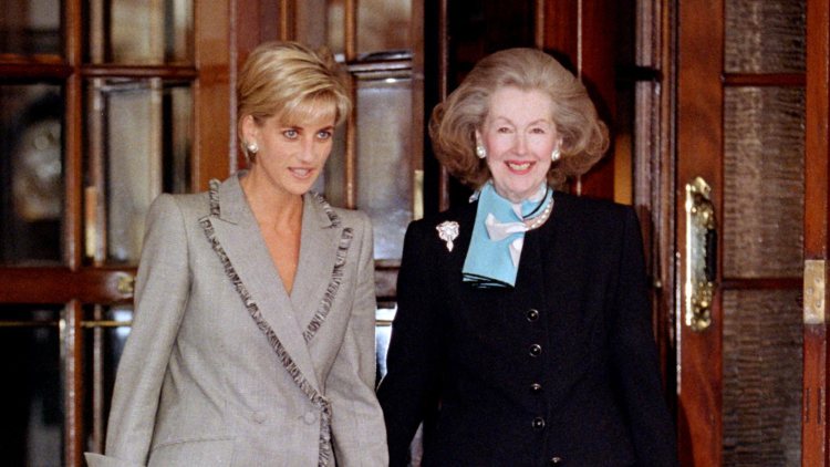 Diana de Gales y Raine Spencer saliendo juntas de un almuerzo en Londres