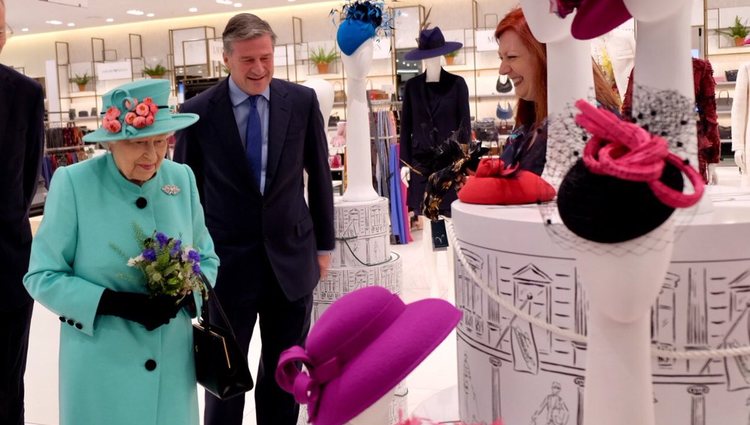 La Reina Isabel II mirando sobreros en el centro comercial / Foto: @RoyalFamily