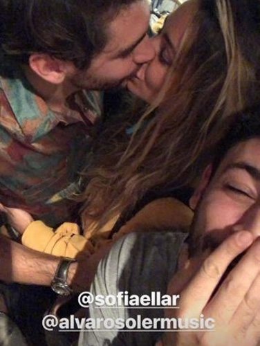 Álvaro Soler y Sofía Ellar besándose en la foto de Cepeda/ Foto: Instagram