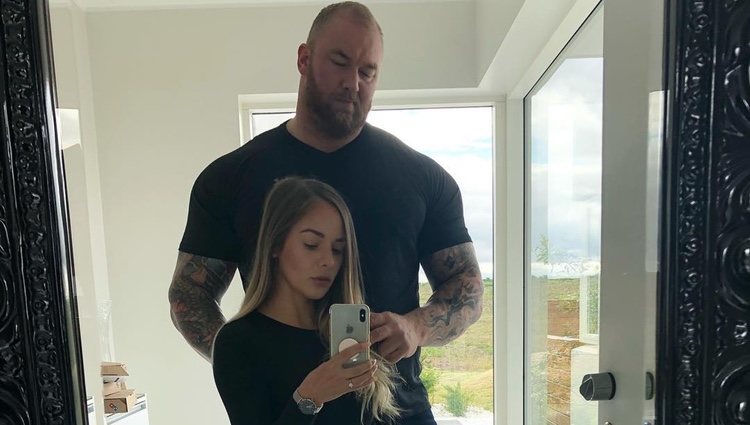 Thor Björnsson y Kelsey Henson posan ante el espejo / Fuente: @kelc33