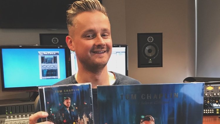 Tom Chaplin con su disco / Twitter