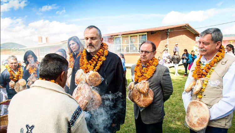 Miguel Bosé poniendo en práctica las tradiciones indígenas de México / Twitter