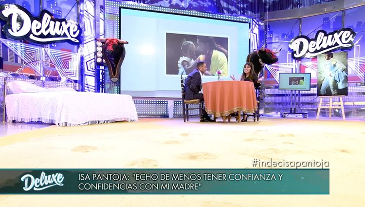 El plató de 'Sábado Deluxe' se convirtió en un ruedo para la entrevista | Foto: Telecinco