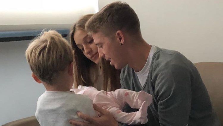 La familia reunida junto al nuevo miembro | Foto: Instagram Iker Muniain