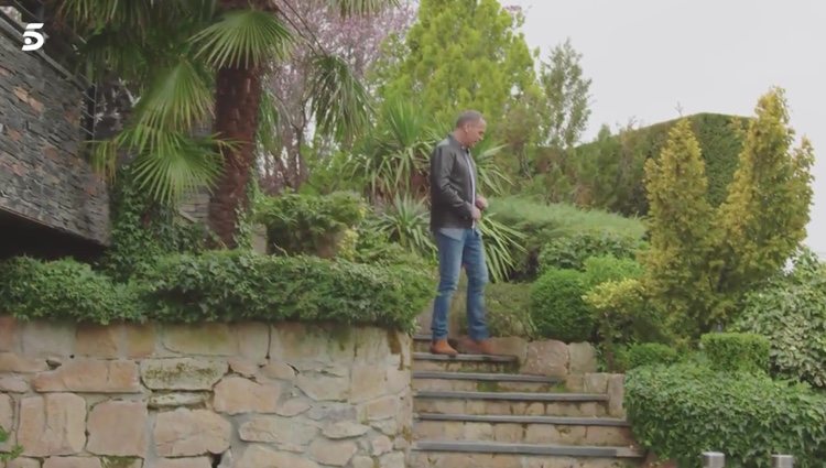 Carlos Lozano saliendo de su casa de la Sierra de Madrid / Fuente: telecinco.es