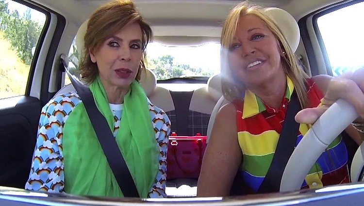 Belén Esteban con Ágatha Ruiz de la Prada en el coche / Foto: telecinco.es