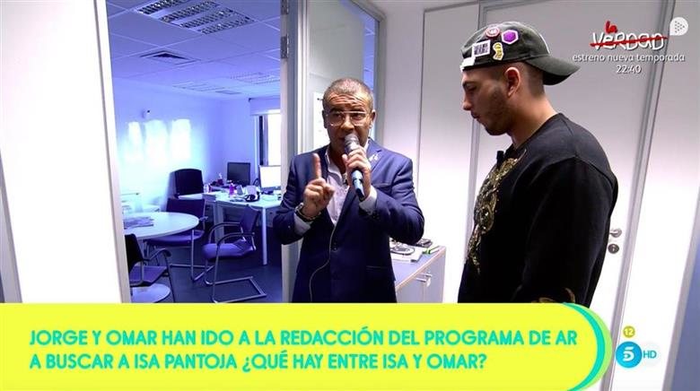 Jorge Javier Vázquez y Omar Montes a punto de entrar en el despacho de Ana Rosa Quintana/ Fuente: Telecinco