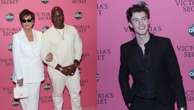 Kris Jenner, Corey Gamble y Shawn Mendes en la alfombra rosa del desfile