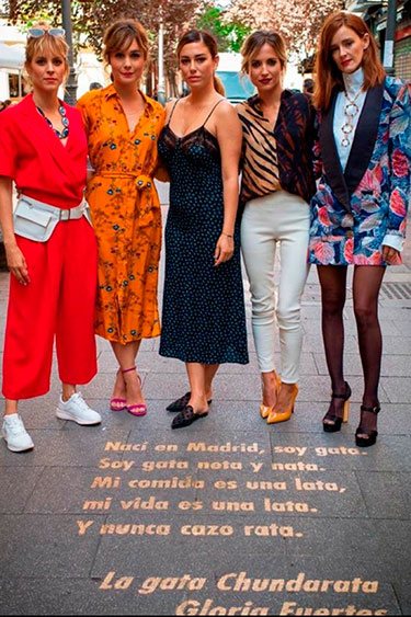 El reparto de 'Las chicas del cable' junto a una de las frases del Barrio de las Letras de Madrid / Twitter