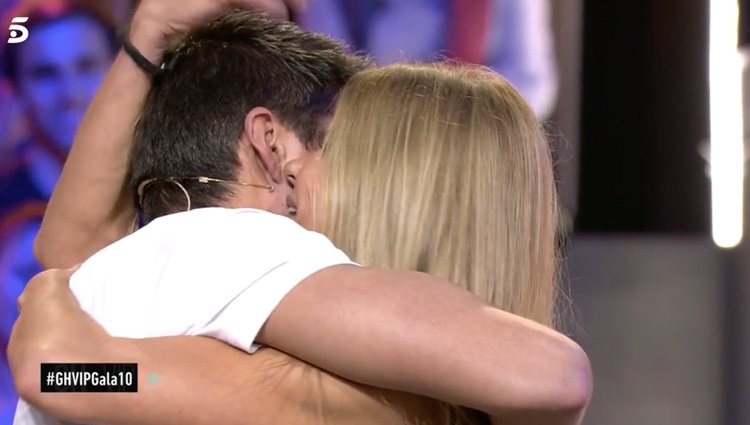 Makoke abraza a su hijo, Javier Tudela |Foto: Telecinco