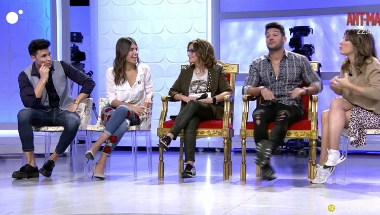 Sofía Suescun charlando con sus compañeros de 'MyHyV' / Foto: telecinco.es