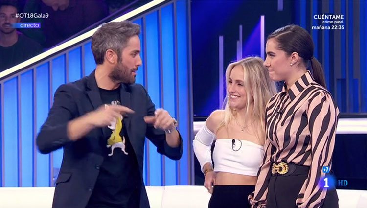 María Villar y Marta Sango con Roberto Leal tras descubrir que son las nominadas / RTVE.es