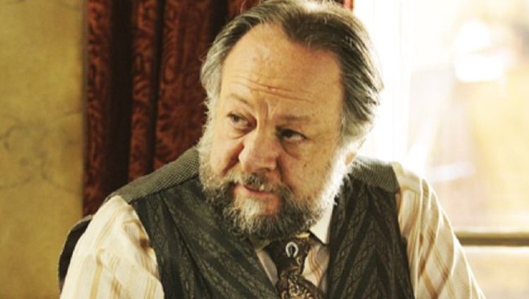 Ricky Jay interpretando a Eddie Sawyer en la serie 'Deadwood'