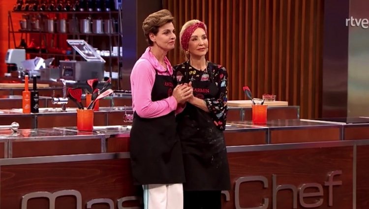 Antonia Dell'Atte y Carmen Lomana en la prueba de eliminación de 'MasterChef Celebrity' | Imagen: Rtve.es