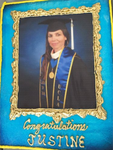 Tarta de felicitación a Justine Bateman el día de su graduación/Foto:Instagram