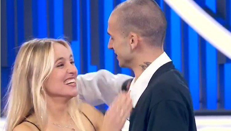 María Villar junto a su novio en el plató de 'Operación Triunfo'/Foto:RTVE