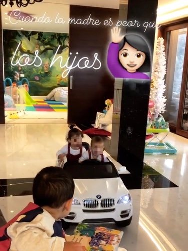 Los hijos de Georgina Rodríguez divirtiéndose con el mini-coche/ Foto: Instagram