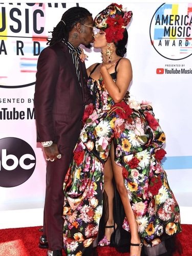 Foto de Cardi B y Offset en la alfombra roja de los American Music Award