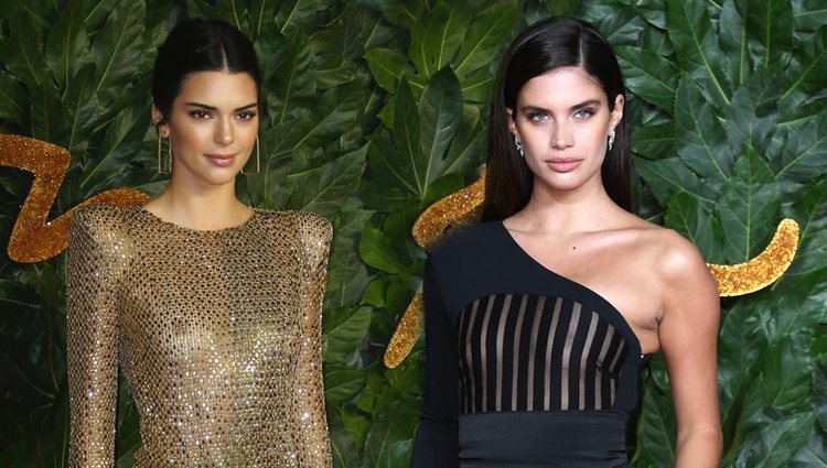 Kendall Jenner y Sara Sampaio en la alfombra roja