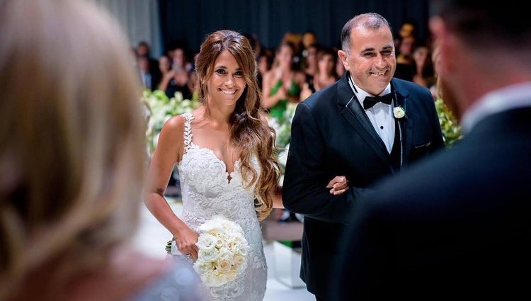 Antonella y su padre, José Rocuzzo, caminando hacia el altar