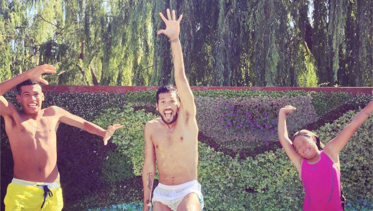 Ezequiel Garay junto a sus hermanos Benjamín y Jazmín en la piscina/Foto:Instagram