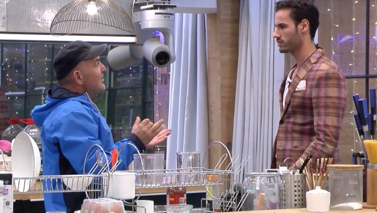 Asraf Beno pidiéndole consejo a Koala en 'GHVIP6'