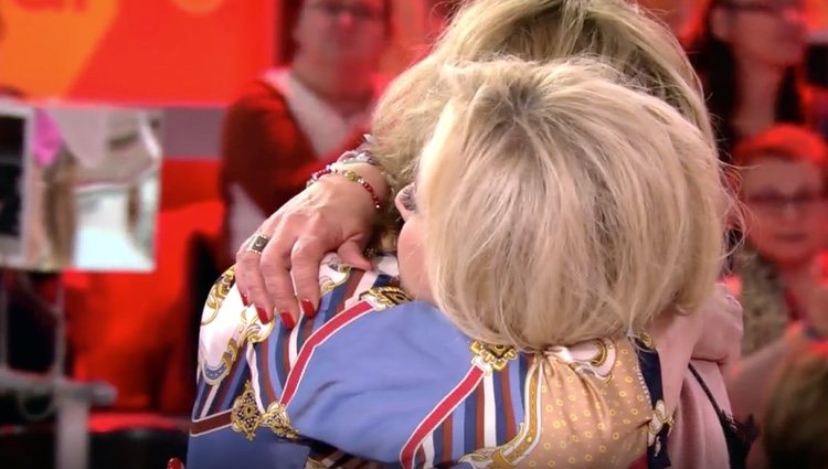 El abrazo entre Ximénez y Borrego en 'Sálvame' | Foto: Telecinco.es