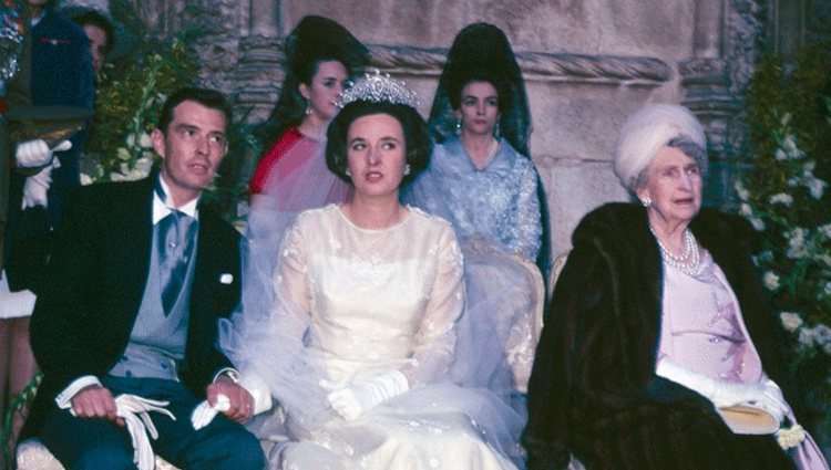 La Infanta Pilar y Luis Gómez-Acebo el día de su boda junto a la Reina Victoria Eugenia