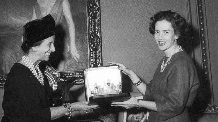 Carmen Polo entregando su regalo de boda a Fabiola de Bélgica