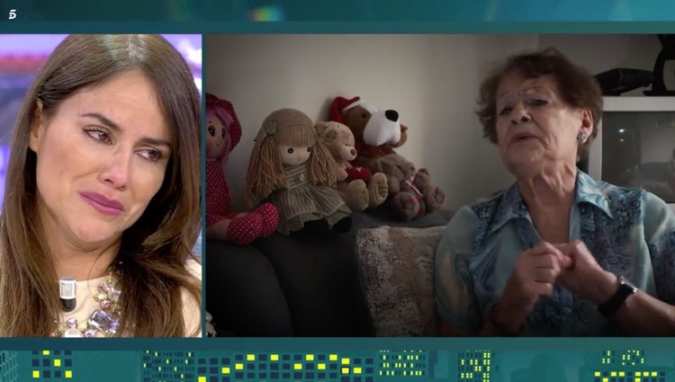 Mónica Hoyos escuchando el mensaje de su abuela en 'Sábado Deluxe'| Foto: Telecinco.es