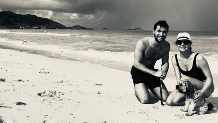 Emily VanCamp y Josh Bowman vía: Instagram