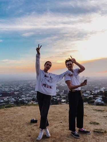 Brooklyn Beckham y Hanna Cross en el mirador