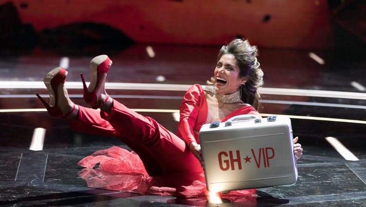 Miriam Saavedra se hace son el maletín de 'GH VIP 6' | Twitter @ghoficial