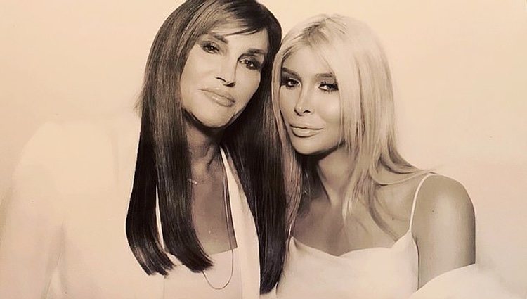 Caitlyn Jenner y Sophia Hutchins en el fotomatón de la fiesta | Foto: Instagram