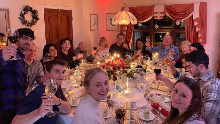 Priyanka Chopra con la familia de Nick Jonas | Foto: Instagram