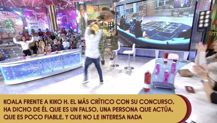 Koala finge pegar a Kiko Hernández con la guitarra | Foto: Telecinco.es