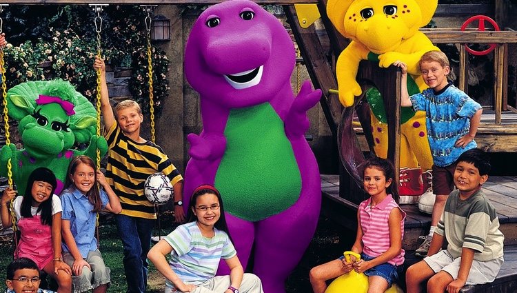 Demi Lovato con gafas y Selena Gómez con camiseta a rayas rosa, juntas en 'Barney y sus amigos' | Foto: PBS.org