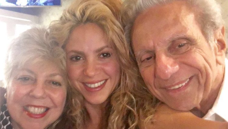 Shakira posa muy sonriente junto a sus padres/Foto:Instagram