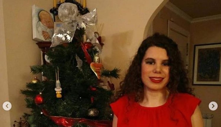 Carla Vigo posando junto a un árbol de Navidad con el retrato de la Princesa Leonor detrás | Foto: Instagram