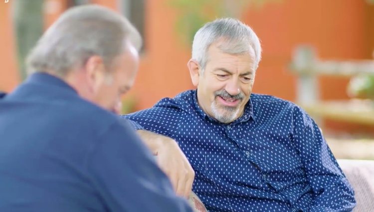 Carlos Sobera recordando una escena de 'Al salir de clase' en 'Mi casa es la tuya'| Foto: Telecinco.es