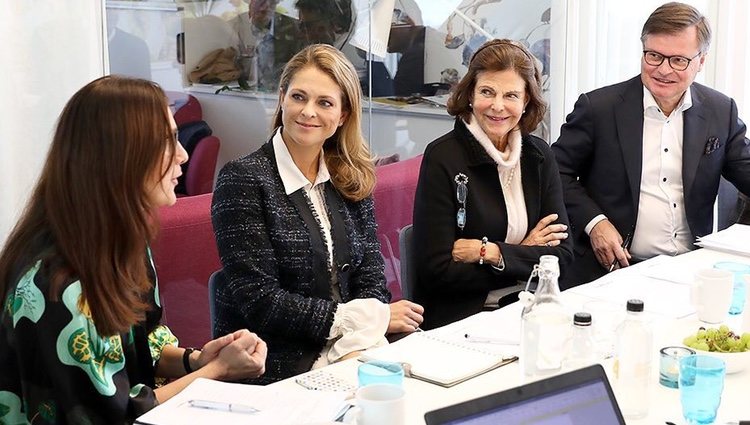 La Reina Silvia y Magdalena de Suecia en una reunión de la World Childhood Foundation