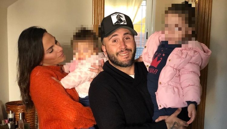 Kiko y su mujer despidiéndose de sus hijas | Foto: Instagram