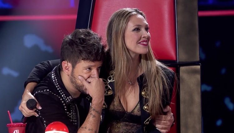 Noelia Cano sentada con Pablo López en su sillón de 'La Voz'