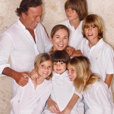 Julio Iglesias y Miranda Rijnsburger con sus hijos